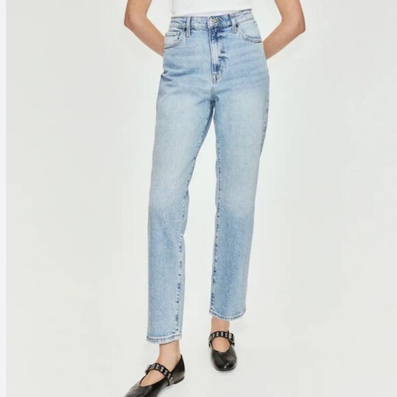 H&M High Rise Light Wash Denim Blue Mom Straight Leg Jeans Women’s Size 6 - Picture 1 of 8